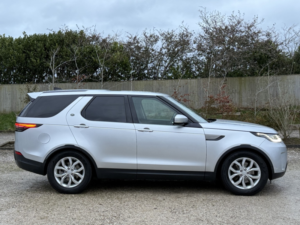 2018 Land Rover Discovery SUV (2016 - 2021) in Silver — image 2
