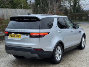 2018 Land Rover Discovery SUV (2016 - 2021) in Silver — image 3