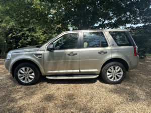 2010 Land Rover Freelander 2 2.2 Sd4 Hse in Gold — image 2