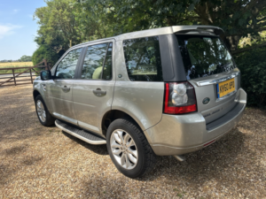 2010 Land Rover Freelander 2 2.2 Sd4 Hse in Gold — image 3