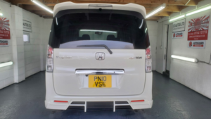 2010 Honda Stepwagon Spada Bodystyle in White — image 4