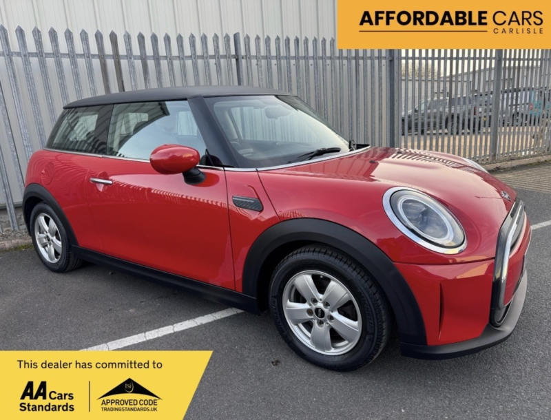 2021 MINI Cooper Classic 1.5 in Red — image 1