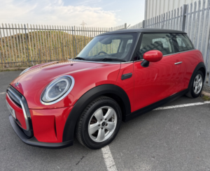 2021 MINI Cooper Classic 1.5 in Red — image 2