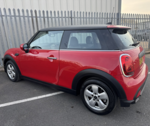 2021 MINI Cooper Classic 1.5 in Red — image 4