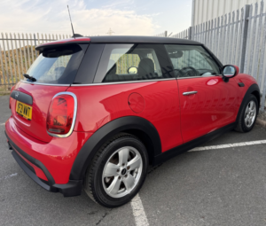 2021 MINI Cooper Classic 1.5 in Red — image 5