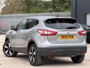2016 Nissan Qashqai 1.5 Dci N-Connecta 2WD Euro 6 (s/s) 5dr in Silver — image 3