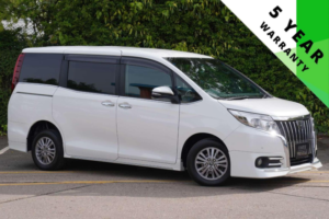 2015 Toyota Esquire 2.0 Gi 4WD 5dr 7 Seats in White — image 1