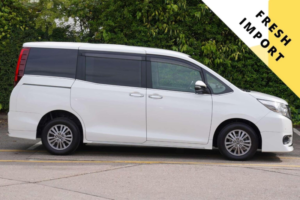 2015 Toyota Esquire 2.0 Gi 4WD 5dr 7 Seats in White — image 2