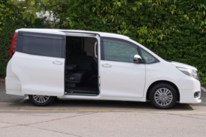 2015 Toyota Esquire 2.0 Gi 4WD 5dr 7 Seats in White — image 3