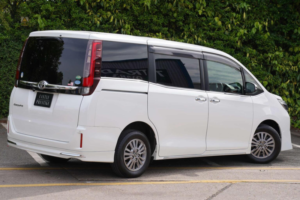 2015 Toyota Esquire 2.0 Gi 4WD 5dr 7 Seats in White — image 4