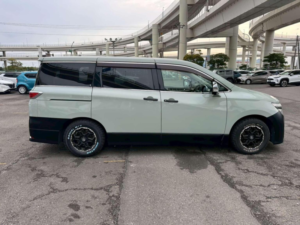 2011 Nissan Elgrand 2.5 Highway Star 5dr 7 Seats in Green — image 2