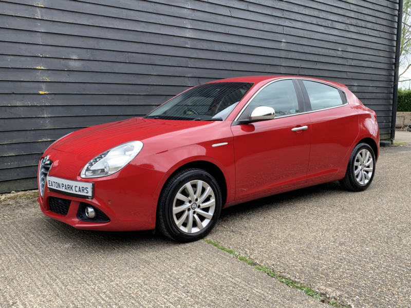 2015 Alfa Romeo Giulietta Hatchback (2010 - 2016) 2.0 Giulietta 2.0 Jtdm-2 150 Bhp Business Manual in Red — image 1