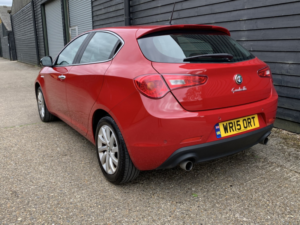 2015 Alfa Romeo Giulietta Hatchback (2010 - 2016) 2.0 Giulietta 2.0 Jtdm-2 150 Bhp Business Manual in Red — image 4
