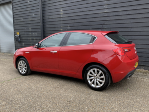 2015 Alfa Romeo Giulietta Hatchback (2010 - 2016) 2.0 Giulietta 2.0 Jtdm-2 150 Bhp Business Manual in Red — image 5