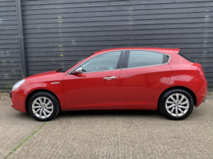 2015 Alfa Romeo Giulietta Hatchback (2010 - 2016) 2.0 Giulietta 2.0 Jtdm-2 150 Bhp Business Manual in Red — image 6