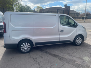 2016 Renault Trafic 1.6 Dci Energy 27 Business+ Panel Van 5dr Diesel Manual Swb Standard Roof Euro 5 (s/s) (120 Ps) in Silver — image 3