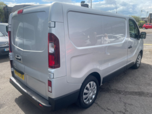 2016 Renault Trafic 1.6 Dci Energy 27 Business+ Panel Van 5dr Diesel Manual Swb Standard Roof Euro 5 (s/s) (120 Ps) in Silver — image 4
