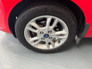 2014 Ford Fiesta 1.25 Zetec Euro 5 5dr in Red — image 5