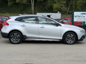 2017 Volvo V40 Cross Country 2.0 D2 Nav Plus Hatchback 5dr Diesel Manual Euro 6 (s/s) (120 Ps) in Multicolour — image 4