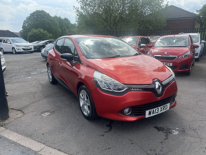 2013 Renault Clio 1.2 16v Dynamique Medianav in Red — image 3
