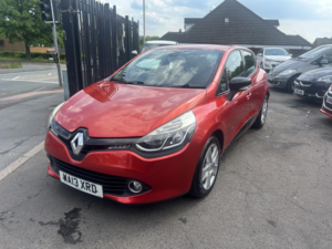 2013 Renault Clio 1.2 16v Dynamique Medianav in Red — image 4