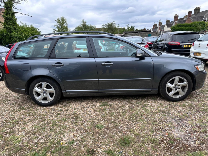 2011 Volvo V50 1.6 D2 Es in Grey — image 1