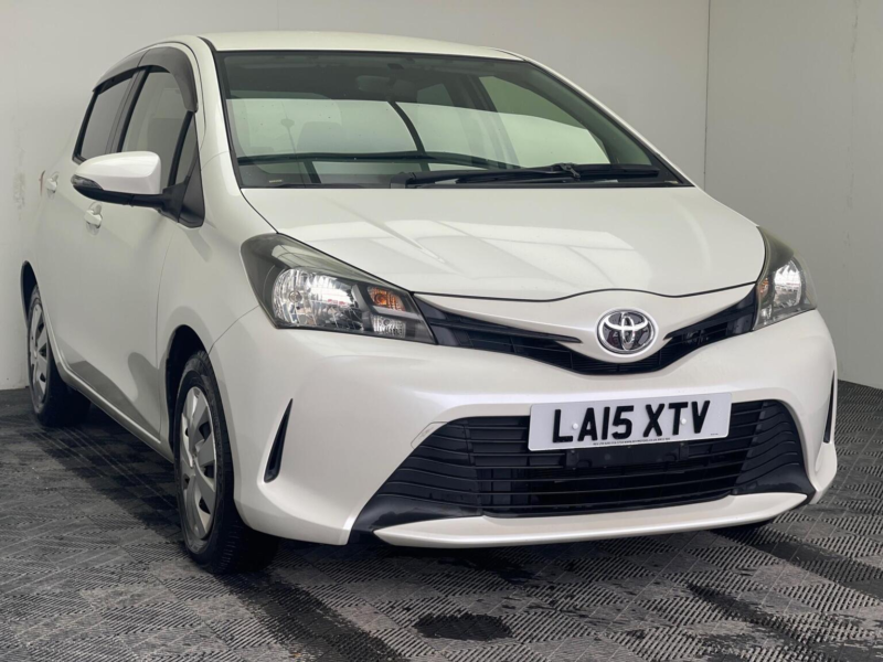 2015 Toyota Yaris 1.33 Dual Vvt-I Icon Plus Multidrive S Euro 5 5dr in White — image 1