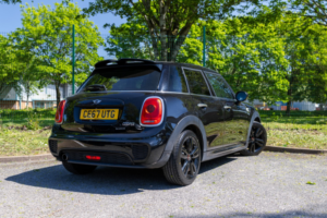 2017 MINI Hatch 1.5 5-Door Hatch Cooper in Black — image 4