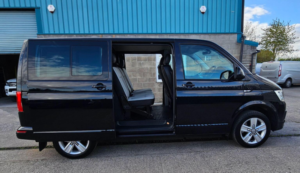 2019 Volkswagen Transporter 2.0 Tdi T32 Bluemotion Tech Highline Kombi DSG Fwd Swb Euro 6 (s/s) 5dr in Black — image 2