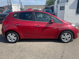 2012 Hyundai Ix20 1.6l Crdi Style MPV 5dr Diesel Manual Euro 5 (113 Bhp) in Red — image 4