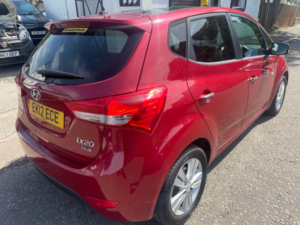 2012 Hyundai Ix20 1.6l Crdi Style MPV 5dr Diesel Manual Euro 5 (113 Bhp) in Red — image 5