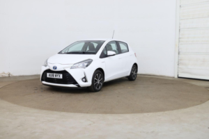 2018 Toyota Yaris 1.5 Vvt-H Icon Tech E-CVT Euro 6 (s/s) 5dr in White — image 3
