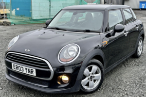 2016 MINI Hatch 1.5 5-Door Hatch Cooper in Black — image 3