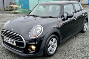 2016 MINI Hatch 1.5 5-Door Hatch Cooper in Black — image 4