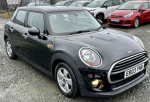 2016 MINI Hatch 1.5 5-Door Hatch Cooper in Black — image 6