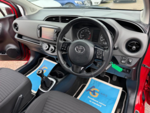 2018 Toyota Yaris 1.5 Vvt-I Icon Tech Euro 6 5dr in Red — image 3