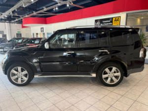 2008 Mitsubishi Shogun 3.2 Di-Dc Diamond in Black — image 5