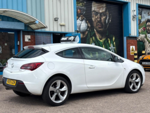 2015 Vauxhall Astra Gtc 2.0 Cdti Sri Euro 5 (s/s) 3dr in White — image 5