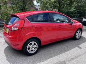 2015 Ford Fiesta 1.6 Tdci Econetic Titanium Hatchback 5dr Diesel Manual Euro 5 (s/s) (95 Ps) ++£20 Road Tax++ in Red — image 5