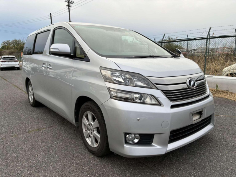 2013 Toyota Vellfire 2.4 X 5dr 8 Seats in Silver — image 1