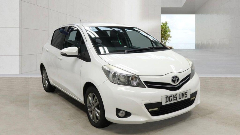 2015 Toyota Yaris 1.33 Dual Vvt-I Icon Plus Euro 5 5dr in White — image 1