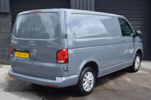 2023 Volkswagen Transporter 2.0 Tdi T28 Highline Fwd Swb Euro 6 (s/s) 5dr in Grey — image 5