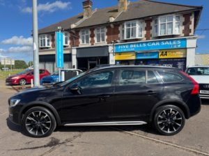 2017 Volvo V60 Cross Country 2.0 D4 Lux Nav Euro 6 (s/s) 5dr in Black — image 2
