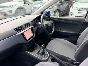 2019 SEAT Arona Tdi Se Technology in Blue — image 5