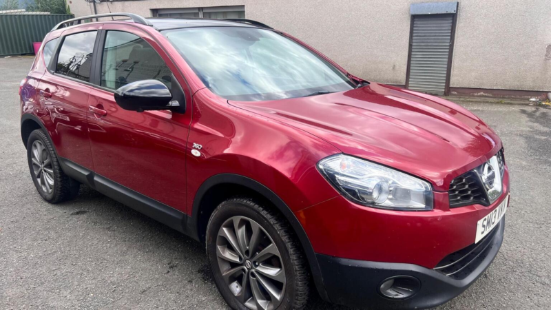 2013 Nissan Qashqai 1.5 Dci 360 2WD Euro 5 5dr in Red — image 1