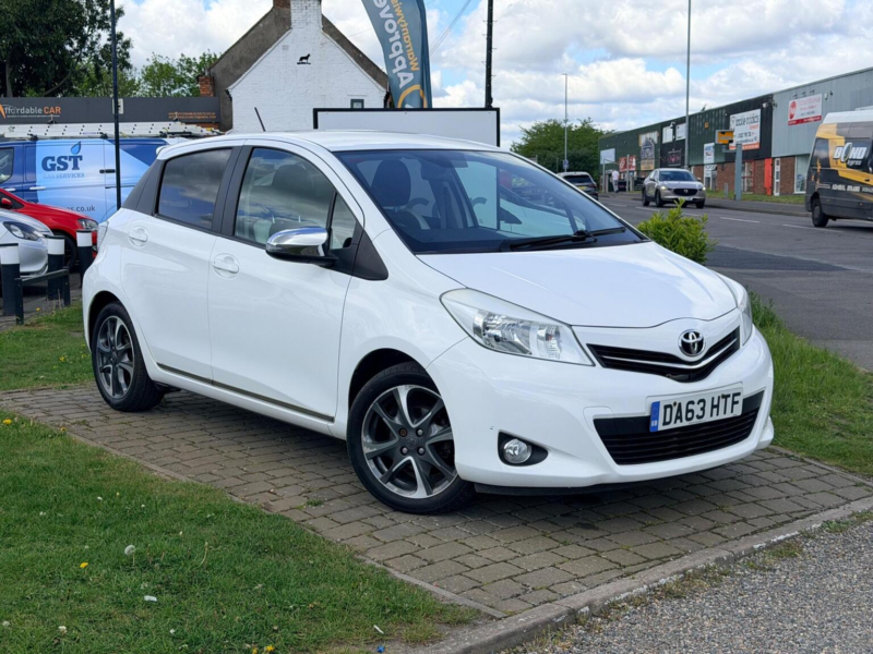 2013 Toyota Yaris 1.33 Dual Vvt-I Trend Euro 5 5dr in White — image 1