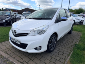 2013 Toyota Yaris 1.33 Dual Vvt-I Trend Euro 5 5dr in White — image 3