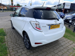 2013 Toyota Yaris 1.33 Dual Vvt-I Trend Euro 5 5dr in White — image 4