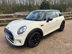 2017 MINI Hatch 1.5 Cooper Euro 6 (s/s) 3dr in White — image 4