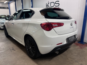2016 Alfa Romeo Giulietta 2.0 Giulietta 2.0 Jtdm-2 150 Bhp Collezione in White — image 6